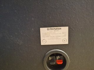 Altavoces Pioneer y Sony Negros