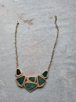Colar Metal Dourado com Pedras Verdes