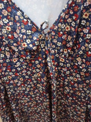 Vestido de manga larga con flores con esco en pico