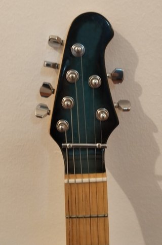 Guitarra estilo Music Man Axis Super Sport