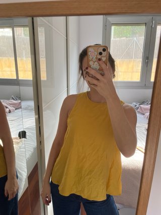 Top mostaza/amarillo tirantes Stradivarius