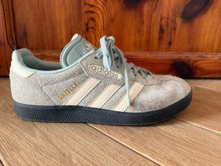 Zapatillas Adidas Gazelle Beige y Gris