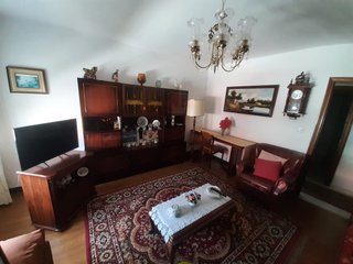 Se alquila piso en Melide Julio y Agosto