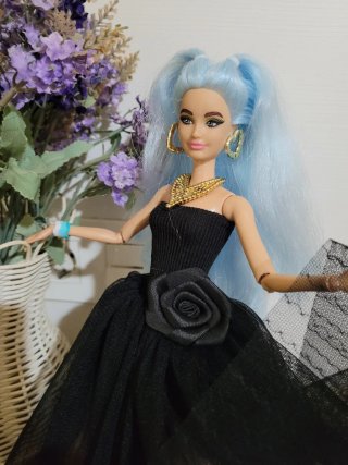 Muñeca Barbie articulada con vestido negro y pelo