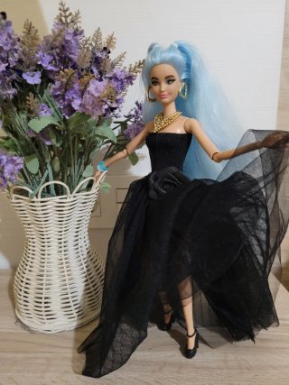 Muñeca Barbie articulada con vestido negro y pelo