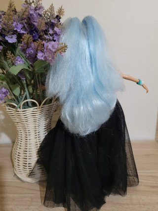Muñeca Barbie articulada con vestido negro y pelo