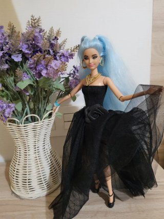 Muñeca Barbie articulada con vestido negro y pelo
