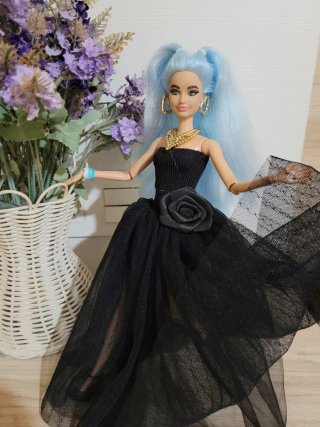 Muñeca Barbie articulada con vestido negro y pelo