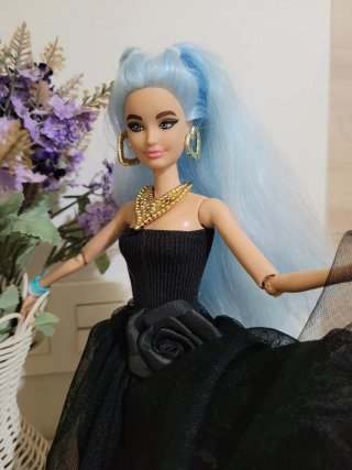 Muñeca Barbie articulada con vestido negro y pelo
