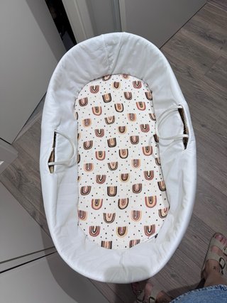 Cuna de mimbre con soporte