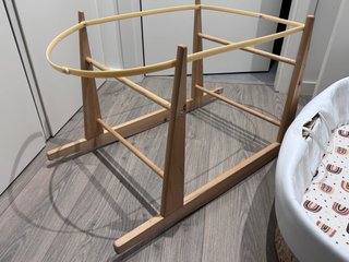 Cuna de mimbre con soporte