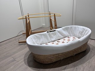 Cuna de mimbre con soporte