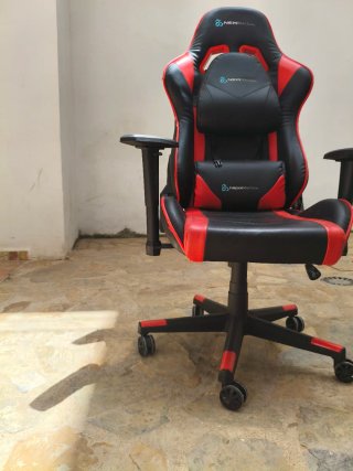Silla de escritorio ergonómica negra y roja