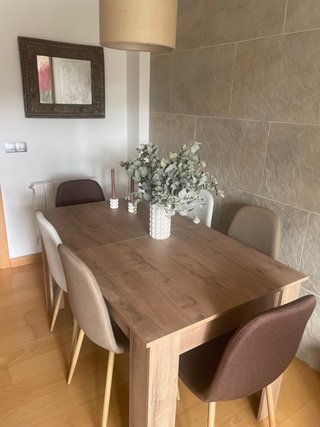 Mesa de comedor de madera extensible sin usar**