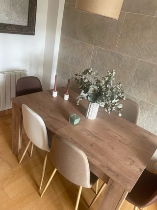 Mesa de comedor de madera extensible sin usar**