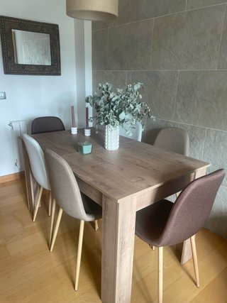 Mesa de comedor de madera extensible sin usar**