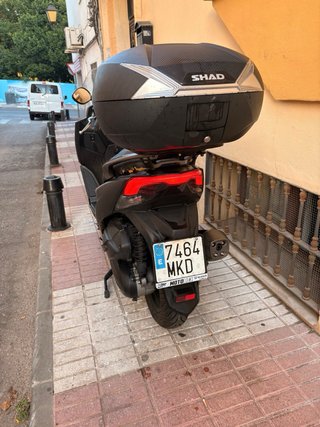 Kymco Maxi Scooter Negra