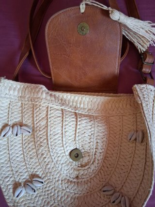 Bolso de playa de rafia conchas y cuero
