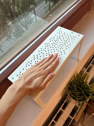 Estante metálico blanco decorado