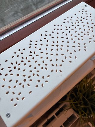 Estante metálico blanco decorado