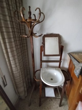Perchero y lavabo  antiguos con más de cien años