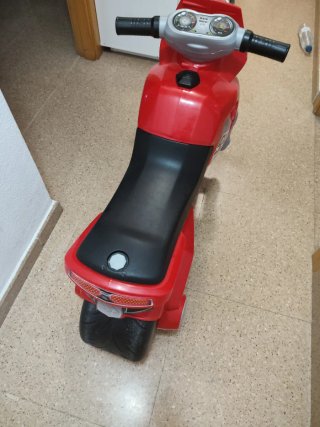 Moto de juguete para niño roja.