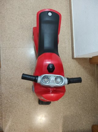 Moto de juguete para niño roja.