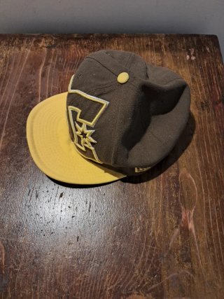 Cappellino DC Shoes New Era Marrone Giallo