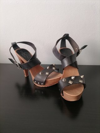 Tacones negros con tachuelas