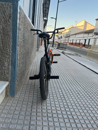 Bicicleta BMX Negra y Naranja