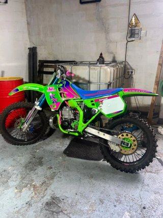 Moto Kawasaki Enduro/Motocross Verde y Rosa