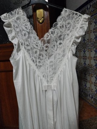 Camisón de mujer blanco y encajes