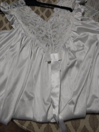 Camisón de mujer blanco y encajes