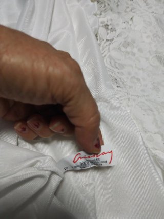 Camisón de mujer blanco y encajes