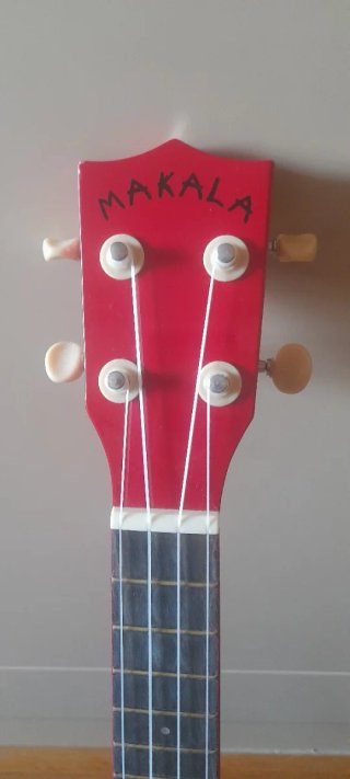 Ukelele Makala Dolphin Soprano. Color rojo.