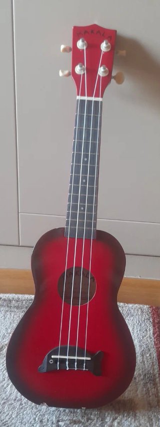 Ukelele Makala Dolphin Soprano. Color rojo.