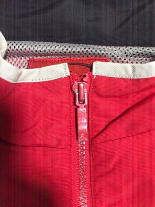 Chaleco deportivo Quiksilver rojo y negro