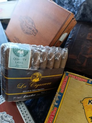 Collezione unica di oltre 100 sigari, scatole antiche