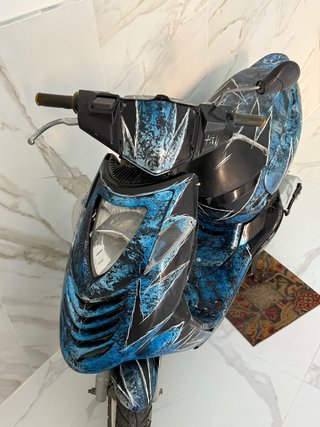 Moto Scooter Negra y Azul