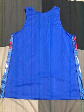 Camiseta deportiva Reebok azul y roja