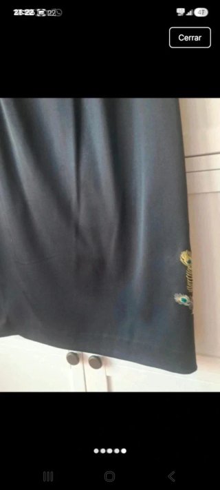 Falda negra con bordado de pavo real