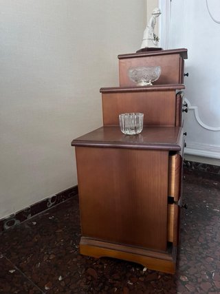 Cajonera en forma de escalera.