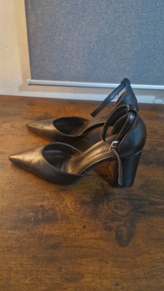 Zapatos de tacón negros con pulsera