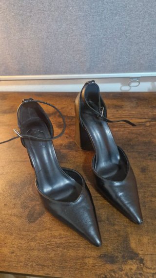 Zapatos de tacón negros con pulsera