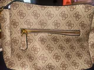 Bolso Guess Marrón con etiqueta