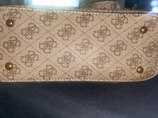 Bolso Guess Marrón con etiqueta