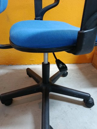 Silla de escritorio con ruedas y apoyabrazos