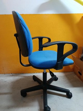 Silla de escritorio con ruedas y apoyabrazos