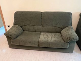 Vitrina, aparador, mesa y 2 sofás