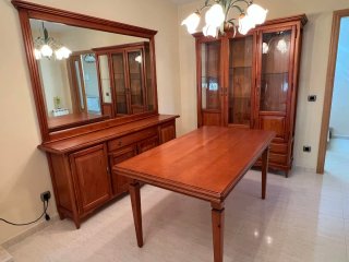 Vitrina, aparador, mesa y 2 sofás